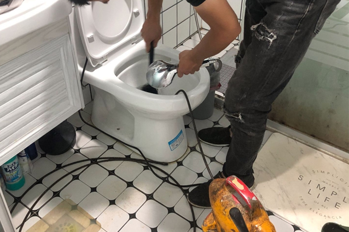 承德马桶堵塞自己疏通还是找师傅?专业上门服务让你省时更省心